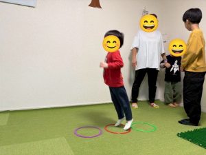 ４月リトミック　スマイルフープ５
